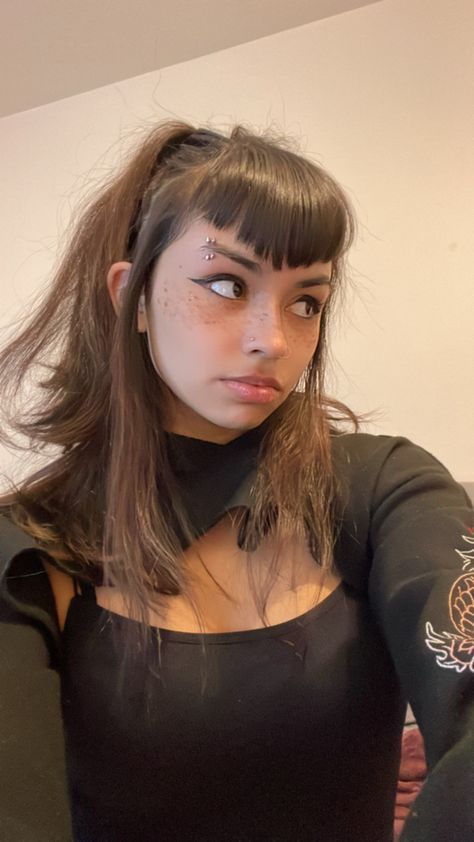 Goth emo alternative latino vampire bangs hair piercings eyebrow Hair Styles Goth, Headband With Bangs, Goth Haircut, Vampire Hair, V Bangs, Goth Hair, How To Cut Bangs, Hair Inspiration Short, Punk Hair