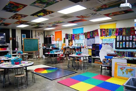 Ardith's Art Journal: Love My Art Classroom!.. would love to do this but I doubt i'd be allowed to paint the ceiling! lol Art Room Inspiration, Art Classroom Organization, School Art Room, Art Room Organization, Elementary Art Classroom, Art Classroom Management, Art Classroom Ideas, Art Rooms, Art Room Ideas