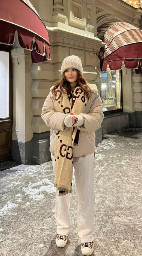 Moscow Winter, Photoshoot London, Idea For Photo, Winter Ootd, Muslim Style, Korean Outfit Street Styles, Fashion Outfits Casual, Winter Fashion Outfits Casual, Winter Outfit Inspiration