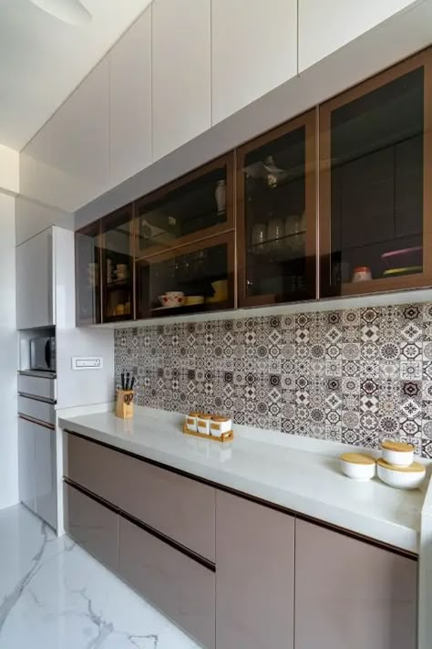 One Side Kitchen Cabinet Design, Indian Contemporary Kitchen Designs, Indian Kichen Desine, Kitchen Crockery Unit Design, Indian Kitchen Ideas, Small Kitchen Interior Ideas, Kitchen Interior Design Modern Luxury, Indian Kitchen Interior, Indian Kitchen Design Ideas