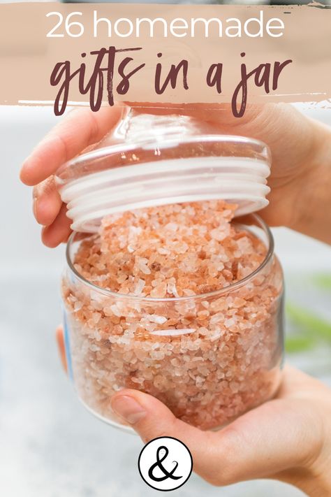 Here are some affordable DIY gifts in a jar. If you need homemade gift ideas these are great for anybody. Glass Jar Gifts Ideas, Diy Mason Jar Recipe Gifts, Diy Savings Jar, Gifts In A Jar For Men, Diy Party Gifts For Guests, Pint Jar Gifts, Mason Jar Christmas Gifts For Coworkers, Small Jar Ideas, Gifts In A Jar Ideas Diy Simple