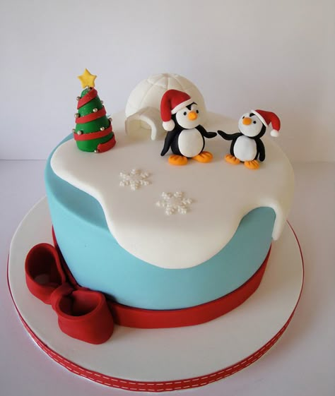 50 Creative Christmas Cakes Too Cool to Eat - Hongkiat Winter Torte, Christmas Cake Decorating, Penguin Cake, Xmas Cakes, Penguin Cakes, Christmas Cake Ideas, Christmas Cake Designs, Christmas Cake Decorations, Xmas Cake