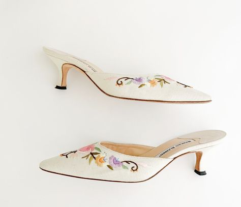 Vintage Manolo Blahnik, Wedding Shoes Vintage, Manolo Blahnik Pumps, White Dress Shoes, Manolo Blahnik Heels, Beautiful Sandals, Vintage Heels, Stunning Shoes, Manolo Blahnik Shoes