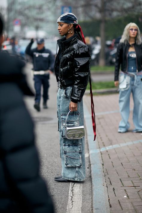 Paris Fw 2023 Street Style, Fashion Week Street Style Winter, Berlin Fashion Week Street Style, 2023 Jeans, Ss 2024, Style Loafers, Style Couple, Glamorous Fashion, Milan Fashion Week Street Style