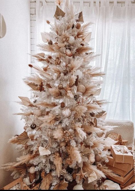 Pampus Grass Christmas Tree, Flocked Boho Christmas Tree, Boho Flocked Christmas Tree, Christmas Tree Boho Ideas, Christmas Tree Bohemian, Boho Neutral Christmas Tree, Pampas Grass Christmas Tree Decor, Western Boho Christmas Tree, Boho Western Christmas Tree