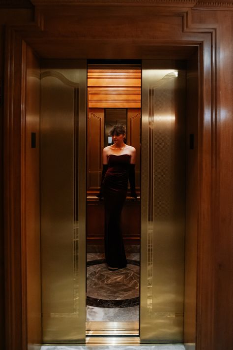 Hotel Photoshoot Black Women, Classy Hotel Photoshoot, Luxury Fashion Photoshoot, Hotel Elevator Photoshoot, Fun Hotel Photoshoot, Short Hair Old Money, Birthday Photoshoot Classy, Hotel Photoshoot Aesthetic, Hotel Hallway Photoshoot