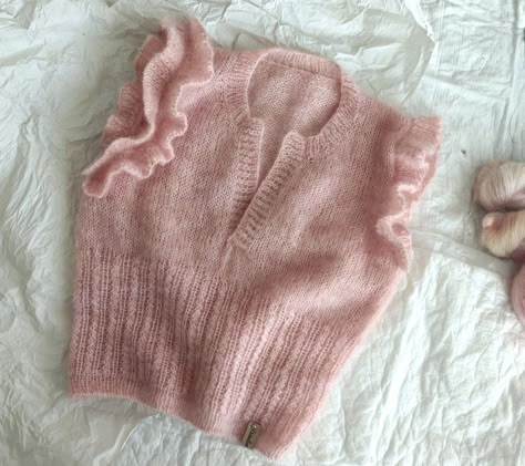 #sosofrillblouse 🤍 A fluffy dream in pink, isn't it? So I have one more frill to knit and then it's done. It remains so, as a top, without … | Instagram Fluffy Crochet Top, Top Without Sleeves, Knitted Aesthetic, Hairstyles With Accessories, Knit Aesthetic, Aesthetic Knit, Knitting Skirt, Knitting Drawing, Her Drawing