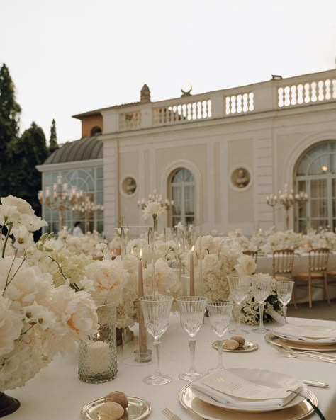 Total white wedding Event and Floral Design @andreapatrizifloraldesigner @nunziastefaniapatrizi www.andreapatrizi.it | Instagram Old Money Wedding, Elegant Wedding Themes, Money Wedding, Tafel Decor, Dream Wedding Decorations, Boda Mexicana, All White Wedding, Total White, Dream Wedding Venues