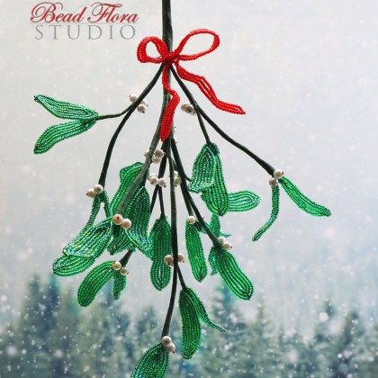 French Beaded Flowers Patterns Free, Diy Mistletoe, Jul Perler, Real Mistletoe, Mistletoe Diy, Beaded Decorations, Christmas Beads Craft, French Beading, Beaded Flowers Patterns