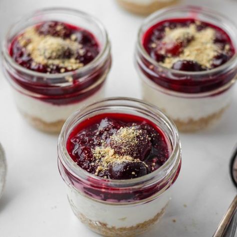 Healthy No Bake Cheesecake in a Jar - Hannah Magee RD Healthy No Bake Cheesecake, Recipes For Spring, Healthy No Bake, Cheesecake In A Jar, Healthy Cheesecake, Cheesecake Toppings, Cheesecake Cups, Mini Mason Jars, Dessert In A Jar