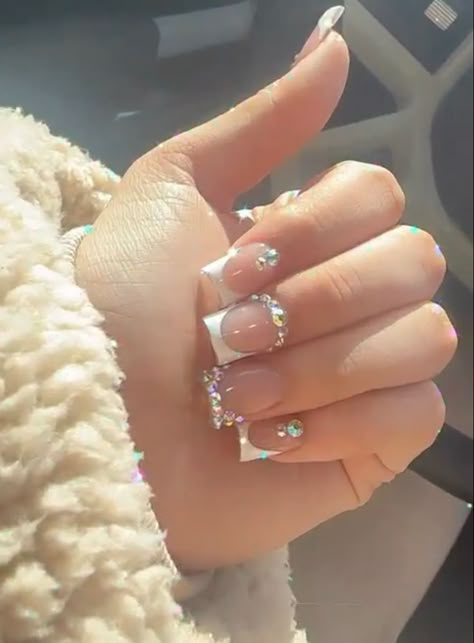 There's a new beauty trend taking over Instagram and it's absolutely stunning. Say hello to "quartz nails". Cute Short Nails New Years, Nail Gem Art Designs, Rinestine Nails Design Simple, Rinestine Nails Short, Short Buchona Nails, Short Nails With Rhinestones Bling, Short Acrylic Nails With Gems, Short Diamond Nails, Short Acrylic Nails With Rhinestones