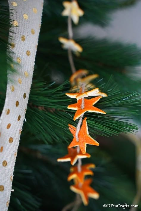 Orange Tree Garland, Christmas Dried Fruit Garland, Orange Tree Decorations, Orange Xmas Decorations, Christmas Tree Ideas Orange Slices, Orange Peel Stars, Crunchy Christmas Decor, Sustainable Christmas Tree Decorations, Orange Peel Star Garland