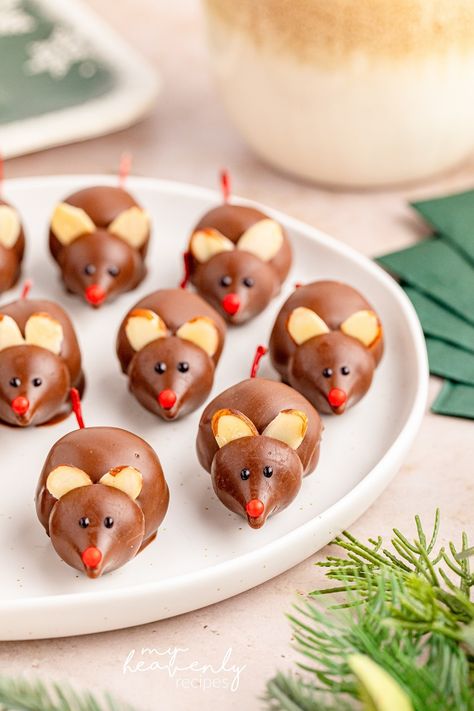 How to Make Cherry Mice for Christmas Surprise your guests next holiday party with these adorable little chocolate cherry mice treats! They are so cute and would make great gifts too. Chocolate Covered Cherry Mice Christmas School Treats, Cherry Mice, Chocolate Mice, Christmas Morning Traditions, My Heavenly Recipes, Christmas Dinner Desserts, Chocolate Covered Cherry, Christmas Candy Easy, Bake Christmas