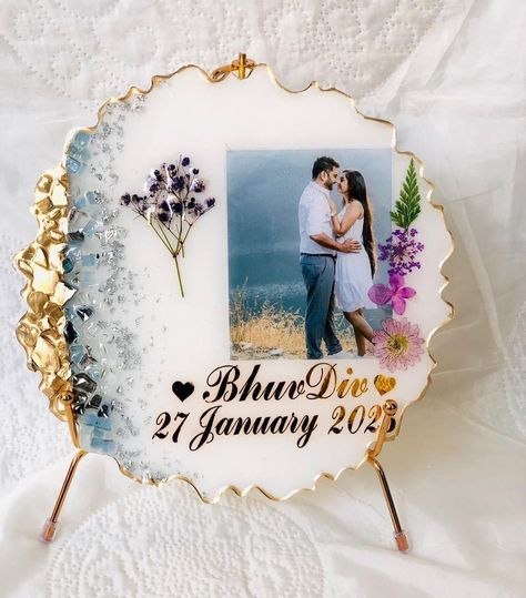 Resin Frame Ideas For Couple, Resin Frames Photo, Resin Art For Anniversary Gift, Resin Wedding Gifts For Bride And Groom, Resin Photoframe Ideas, Photo Frame Resin Art, Resin Frames For Couples, Resin Art Photo Frame Ideas, Raisin Art Photo Frame