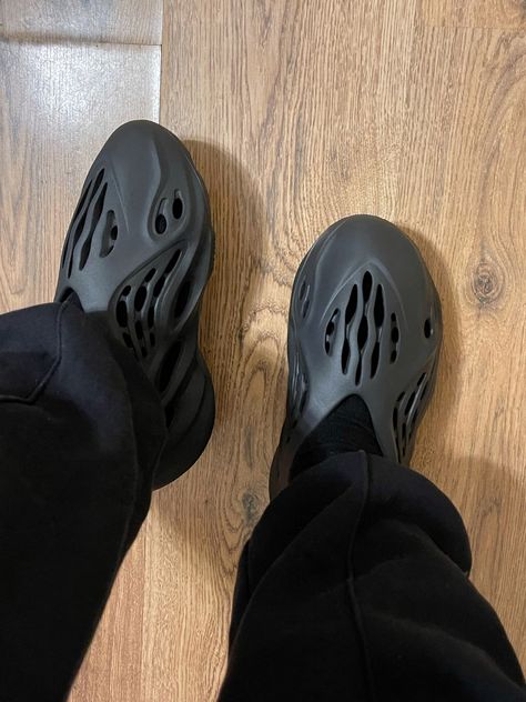 Onyx Foam Runner Outfit, Onyx Foam Runner, Black Foam Runners, Foam Runner Outfit, Vans Slippers, Winter Inspo Outfits, Runners Outfit, Foam Runners, Yeezy Foam Runner