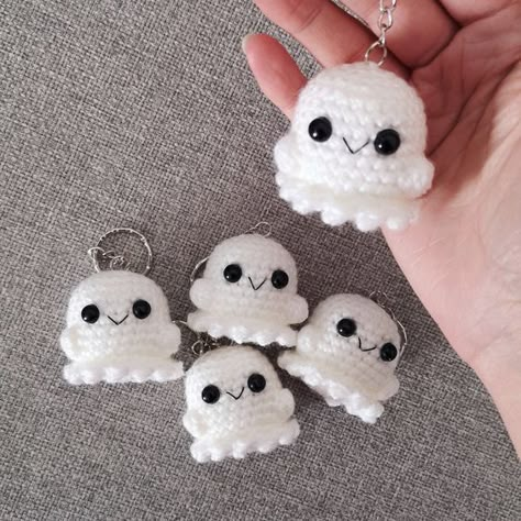 Crochet Keychain Pattern, Mode Crochet, Pola Amigurumi, Halloween Crochet Patterns, Crochet Business, Kawaii Crochet, Fun Crochet Projects, Quick Crochet, Halloween Crochet