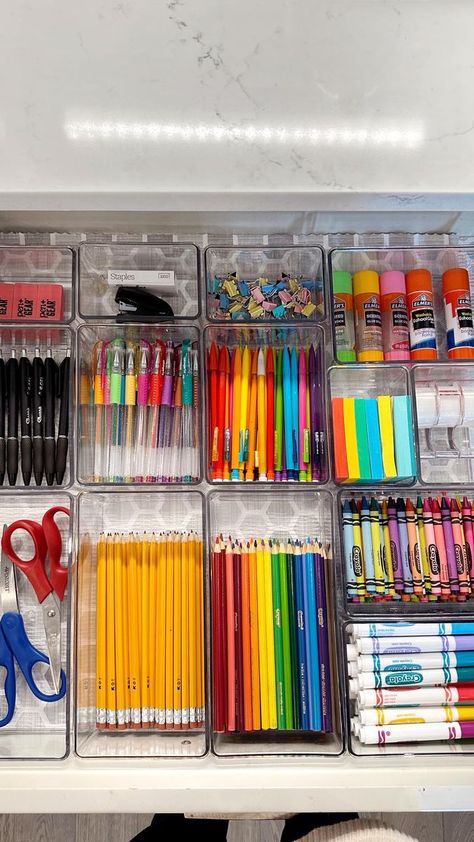 Stationery Organization Drawer, Extra School Supplies Storage, Desk Draws Organization Ideas, Kids Drawer Organization, School Supplies Organization At Home, Art Supply Organization Small Spaces, School Organization At Home, Stationary Supplies Organization, Organize For School