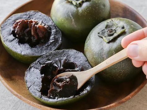 This is the Black Sapote, tastes like chocolate pudding and had 4 times more vitamin c as an Orange Black Sapote, Yummy Smoothies, Chocolate Pudding, Quick Breakfast, Healthy Foods To Eat, Superfoods, Nutella, Sweet Treats, Good Food