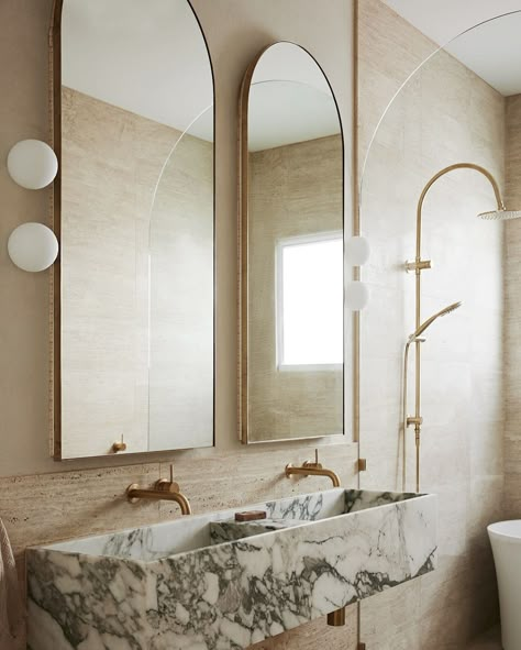 {FEATURE} What a beautiful bathroom design! I love the double marble countertops/sinks and tall mirrors! So beautiful! Design: @smout_property . . . Follow along @audreycrispinteriors for more interior design inspo! . . . . . . . . . . . . . #doingneutralright #modernfarmhouse #apartmenttherapy #theeverygirlathome #showemyourstyled #inmydomaine #cljsquad #smmakelifebeautiful #hometohave #simplystyleyourspace #currentdesignsituation #pocketofmyhome #howyouhome #makehomeyours #makehomematter... Marble Sink Bathroom, Travertine Bathroom, Travertine Sinks, Glam Bathroom, Beautiful Bathroom Designs, Hotel Room Design, Marble Sinks, Bathroom Design Inspiration, Primary Bathroom