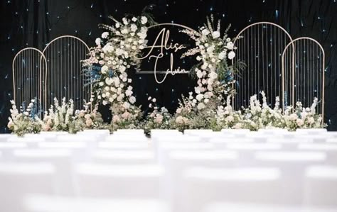 Modern Reception Stage Decor, Black And White Stage Decor, Minimal Stage Decoration, Wedding Stage Simple, Wedding Reception Backdrop Elegant, Modern Wedding Stage Design, Reception Stage Decoration Backdrops, Emerald Wedding Decor, Indian Outdoor Wedding Decor