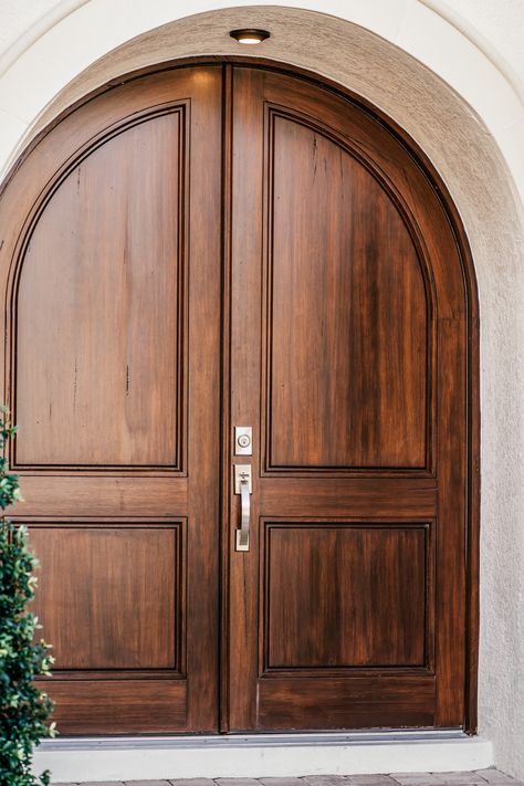 Arch Front Door Exterior Spanish, Main Door Design Entrance Mediterranean, Arched Wood Door Entrance, Double Arch Door, Oak Double Front Doors, Wood Arch Front Door, Big Wooden Front Door, Arch Double Door Front Entry, Arch Front Doors