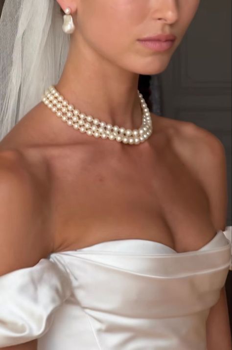 Classy Wedding Accessories, Wedding Dress And Pearl Necklace, Bride Jewellery Pearl, Italian Bride Aesthetic, Bridal Pearl Choker Necklace, Classic Bride Dresses, Wedding Pearl Choker, Pearl Necklace For Bride, Old Money Wedding Jewelry