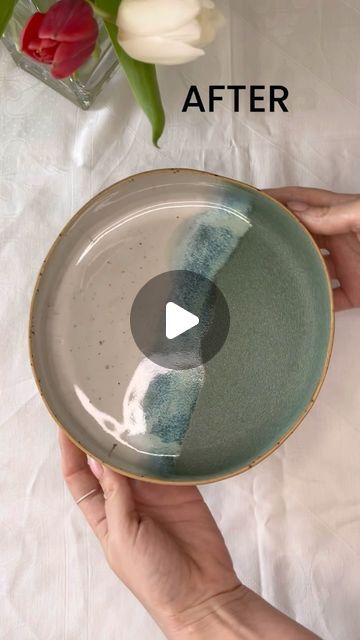 Jini | creative daydreamer on Instagram: "I still love ❤️ the glaze combination very much and can hardly decide which of the two new plates I like better.. green-white or turquoise-white. 🤔 What do you think? . . Hi, 🙋🏼‍♀️ my name is Jini, and it hasn’t been long since I found out that we are all capable of making our own pottery without needing a potter’s wheel. Follow me to see and learn how it’s done.✨🌸 . . 👉🏼For the glaze, I used (as always) @botzglazes brush-on glazes, as they do not emit toxic fine dust and can therefore be used at home without worry. . 👉🏼I glazed this plate half with 9891 green granite and half with 9301 opal white, applying the glazes overlapping each other. Both sides were glazed in two layers. . 👉🏼Then I brushed a thick stripe of 9020 Botz Plus onto the Ceramic Plates Glaze, Glazed Ceramic Plates, Glaze Plate Ideas, Plate Glaze Ideas, Botz Glaze Combinations, Seaweed Glaze Combinations, How To Glaze Pottery, Pottery Bowl Designs, Ceramics Glaze Ideas