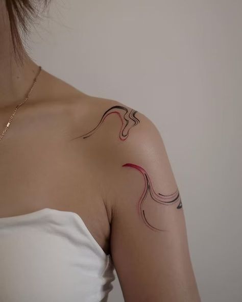 9 Winter 2024 Tattoo Trends Taking Over The Body Art World Burnout Tattoo, Cute Shoulder Tattoos, Tattoo Fixes, Maching Tattoos, Abstract Art Tattoo, Ma Tattoo, Abstract Tattoo Designs, Wrap Tattoo, Hand And Finger Tattoos