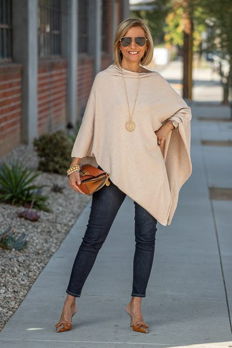 Poncho Outfit, Poncho Women, Just Style, California Style, Casual Friday, Fashion Over 40, Fashion Over 50, 50 Fashion, Style Blog