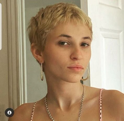 Growing Out Hair, Buzzed Hair, Haircut Style, Really Short Hair, Colourful Hair, Short Hair Pixie Cuts, Hair Inspiration Short, Super Short Hair, Very Short Hair