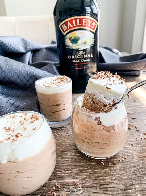 4 ingredient, Bailey's Chocolate Mousse Recipe! - News Break Baileys Chocolate Mousse Recipe, Baileys Chocolate Mousse, Baileys Mousse, Bailey Mousse, Baileys Dessert, Choc Mousse, Chocolate Baileys, Baileys Recipes, Dream Food