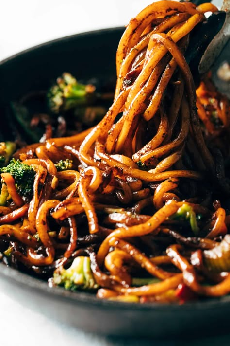 Black Pepper Stir Fried Udon Recipe - Pinch of Yum Clear Noodles Stir Fry, Saucy Asian Noodles, Hangover Dinner Ideas, Udon Noodle Recipe Stir Fry, Cantonese Sauce, Veggie Udon, Japanese Stir Fry, Easy Udon, Best Stir Fry