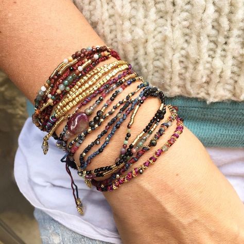 Hippy Jewelry Aesthetic, Bracelet Ideas Beads Aesthetic, Alex Chen Life Is Strange, Hippie Jewelry Aesthetic, Beaded Bracelets Aesthetic, Life Is Strange Game, Alex Chen, Aesthetic Marauders, Bohemian Chic Jewelry