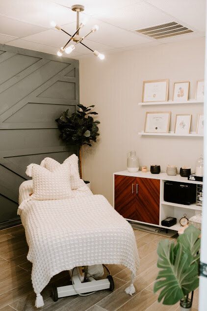 Home Esthetics Salon, Esthetic Spa Room Ideas, Esthetic Spa Decor, Beauty Therapy Room Ideas, Organic Hair Salon Decor, Esthetics Room Decor Interior Design, Cozy Massage Room Ideas, Apartment Salon Ideas, Salon Facial Room Ideas