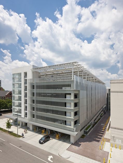 Green Square Parking Deck / Pearce Brinkley Cease + Lee (2) Parking Garage Facade Design, Multilevel Parking Design, Parking Building Design, Parking Pavement, Car Park Design, Parking Building, University Of Liverpool, Hospital Architecture, Steel Structure Buildings