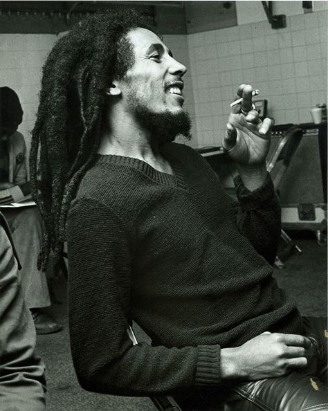 michaela peter on Twitter: "Bob Marley @punkasfuck65 https://t.co/tK5puc95GL" Thomas Bangalter, Bob Marley Legend, Marley Family, Marley Quotes, Bob Marley Pictures, Jah Rastafari, Reggae Bob Marley, Image Positive, Peter Tosh