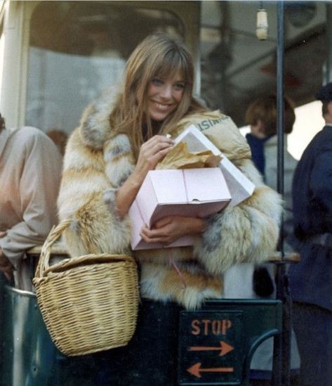 Style Jane Birkin, Moda Disco, Andy Sachs, Jane Birken, Jane Birkin Basket, Jane Birkin Style, Birkin Style, Woman In Fur Coat, Make Up Studio