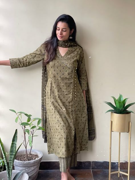 Angrakha Style Straight Suit, Printed Angrakha Kurti, Kurta Pant Set Design, Falsa Colour Suits, Ajrakh Kurta Designs Latest Stylish, Angrakha Design Kurta, Angrakha Shirt Design, Office Wear Kurti Designs, Cotton Angrakha Suits