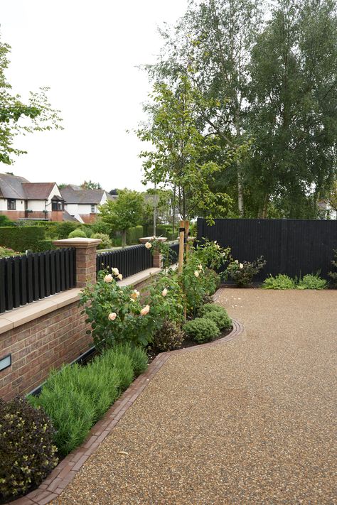 Gravel Driveway Landscaping, Front Garden Driveway, Front Driveway Ideas, Front Garden Ideas Driveway, Garden Ideas Driveway, Front Driveway, Driveway Entrance Landscaping, Resin Driveway, Garden Driveway