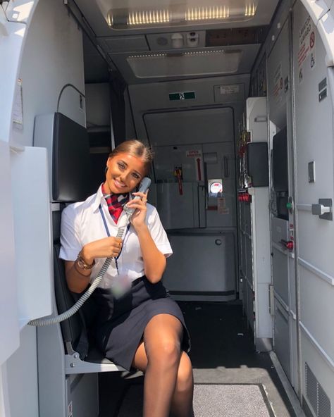 Niamh Olivia Henderson on Instagram: “it’s ur babe at doors 2 left 👩🏽‍✈️ (2nd post i know i forgot to blur my ID😬) #bacabincrew #britishairwayscabincrew” Fly Attendant, Delta Flight Attendant, British Airways Cabin Crew, Flight Girls, Flight Attendant Fashion, Flight Attendant Uniform, Flight Attendant Life, Female Pilot, Paper Planes