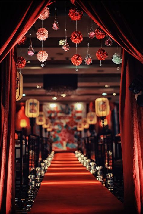 Asian Wedding Decorations, Entrance Wedding, Retro Wedding Decorations, Wedding Interior, Wedding Chinese, Chinese Wedding Decor, Different Wedding Ideas, Asian Party, Traditional Chinese Wedding