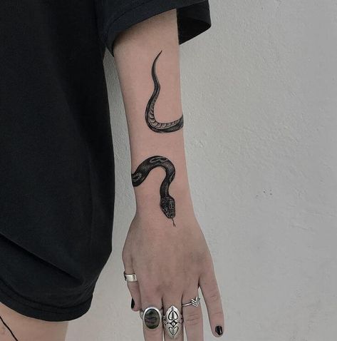 Tattoo Placements, Serpent Tattoo, Tattoo Old School, Snake Tattoo Design, Cat Tattoos, Inspiration Tattoos, Tiny Tattoo, Wolf Tattoos, Aesthetic Tattoo