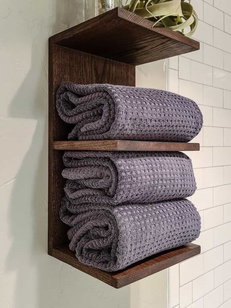 Bathroom Towel Storage Ideas, Bad Diy, Small Bathroom Organization Ideas, Wood Towel Rack, Diy Towel Rack, Bathroom Storage Hacks, Bathroom Towel Storage, Small Bathroom Organization, Diy Towels