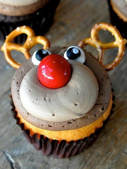 Adorable Rudolph the Reindeer Cupcakes (Use pretzels, frosting, and a gumball!) #Christmas dessert | CraftyMorning.com Christmas Cupcakes Recipes, Reindeer Cupcakes, Cake Mini, Holiday Cupcakes, Christmas Cupcakes, Christmas Snacks, Christmas Cooking, Holiday Desserts, Holiday Baking