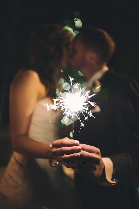 Wedding Sparklers Photos, Sparkler Photography, Night Wedding Photos, Photo Checklist, Funny Wedding Photos, Wedding Picture Poses, Wedding Sparklers, Wedding Photography Tips, Funny Wedding