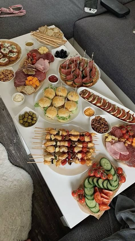 Bday Aesthetic, Amazing Food Platters, Birthday Snacks, Party Food Buffet, Catering Ideas Food, 18th Bday, Party Food Platters, Food Displays, Flower Party