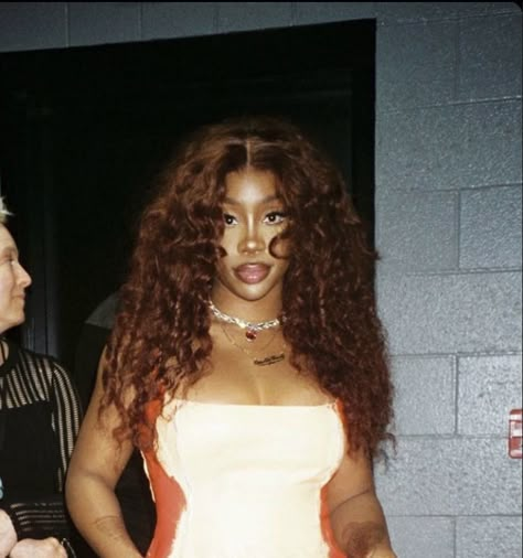 Sza Redhair, Black Women With Auburn Hair, Sza Hairstyles Curly, Ginger Sza, Sza Hair Ginger, Sza Hairstyles, Coquette Sweet 16, Ginger Hair Inspo, Sza Hair