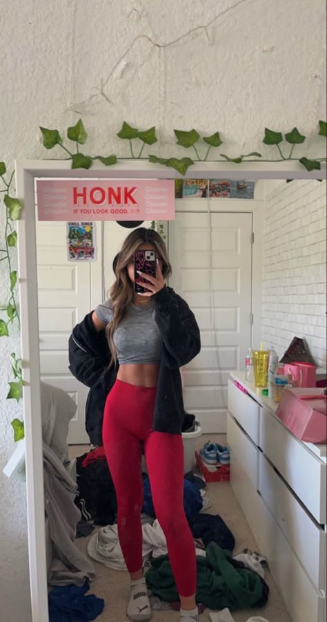 Red Legging Outfits, Dark Red Leggings Outfit, Lululemon School Outfit, Red Leggings Outfit Casual, Outfits With Red Leggings, Outfit Inspo With Leggings, Colored Leggings Outfit, Red Leggings Outfit, Trendy Athletic Outfits