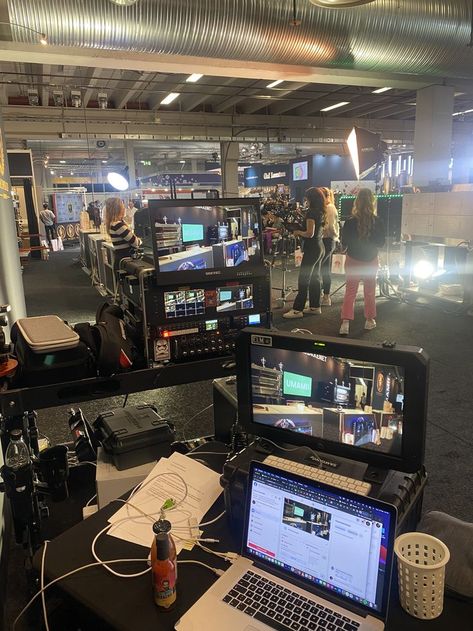 Behind the scenes shared by @guerillafilmmakers Monitor: SEETEC SC173-HSD-56 #seetecmonitor #broadcastmonitor #visionmixer #videodirector #cameramonitor #videomonitor #cameraview #cameraman #contentcreate #filmmaking #cameraoperator #camerarig #Producer #filmmaker #monitor #switcher #camerasetup #videoproduction #videoproductioncompany #streaming #streamingsetup Acting On Set Aesthetic, Video Production Aesthetic, Tv Producer Aesthetic, Tv Production Aesthetic, Cameraman Aesthetic, Film Producer Aesthetic, Videographer Aesthetic, Filmmaker Aesthetic, Production Aesthetic