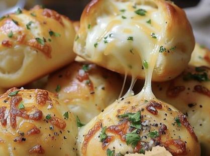 Biscuit Garlic Butter Cheese Bombs Hot Easy Appetizers, Pillsbury Biscuit Garlic Butter Cheese Balls, Cheese Bombshell, Pillsbury Biscuit Recipes, Ww Appetizers, Appetizer Bread, Bacon Biscuits, Cheese Dough, Hot Snacks